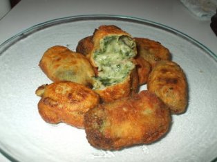 Croquetas de espinacas y pi&ntilde;ones